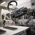 Automatización y robótica avanzada para incrementar la fabricación de sus MicroTiles LED 