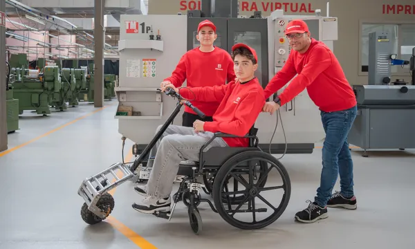 alumnos de la escuela de salesianos de Sarria - wheelchair gokit